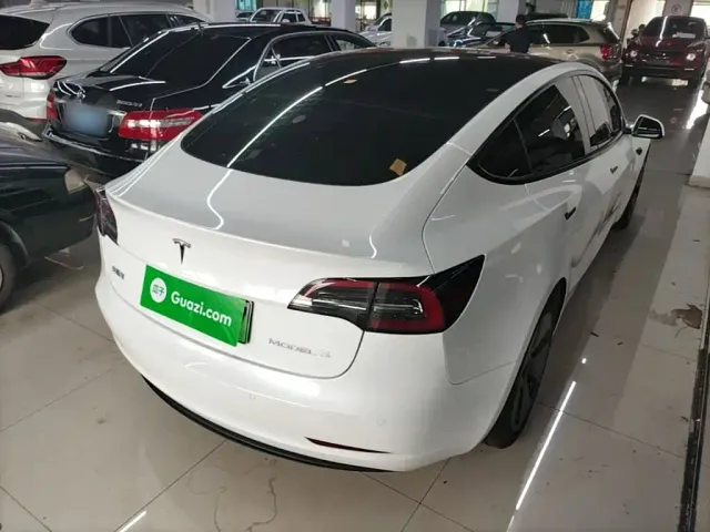 Tesla Model 3 — Фото автомобиля 6