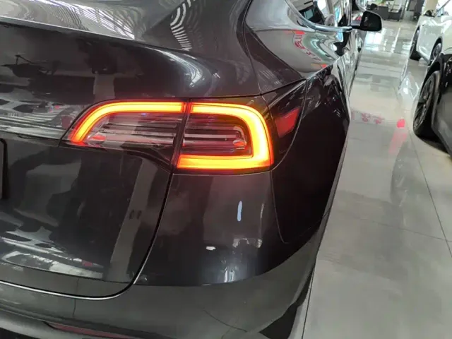 Tesla Model Y — Фото автомобиля 7