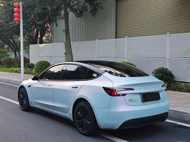 Tesla Model 3 — Фото автомобиля 9