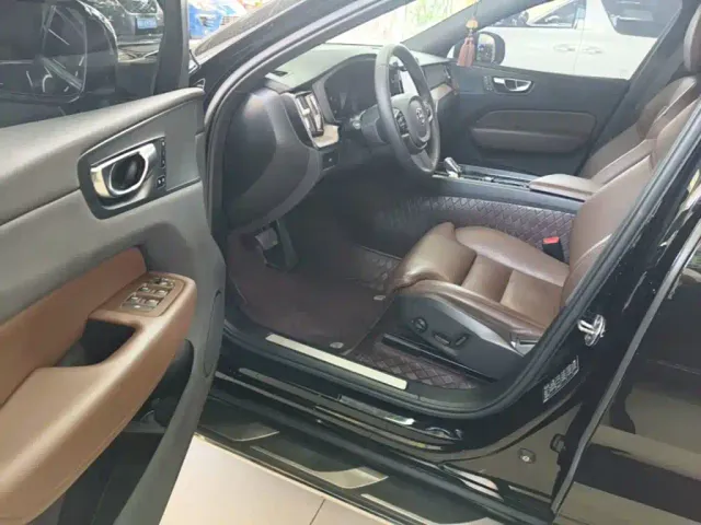 Volvo XC60 — Фото автомобиля 15