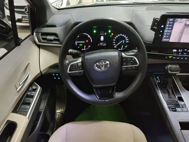 Toyota Sienna — Фото автомобиля 10