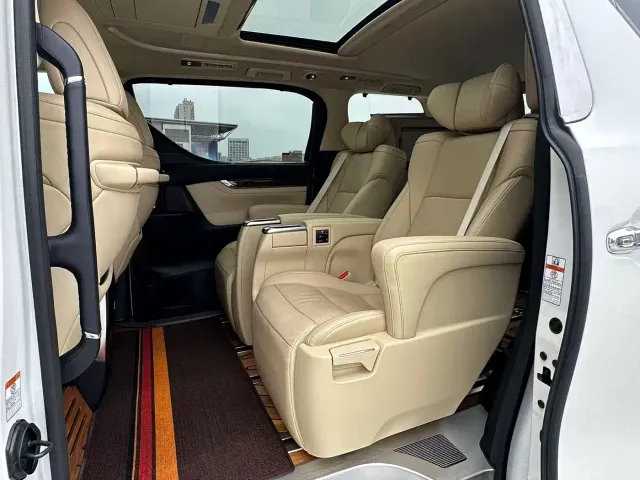 Toyota Alphard — Фото автомобиля 10