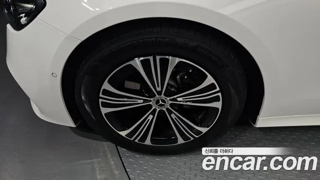 Mercedes-Benz E-Class — Фото автомобиля 5