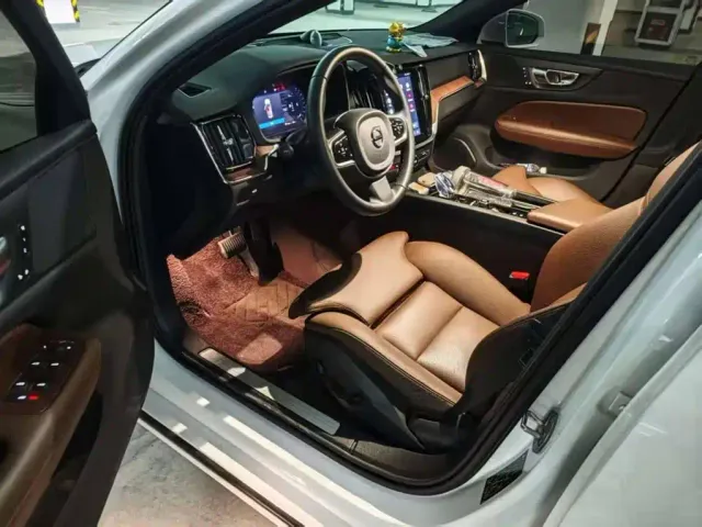 Volvo S60 — Фото автомобиля 3
