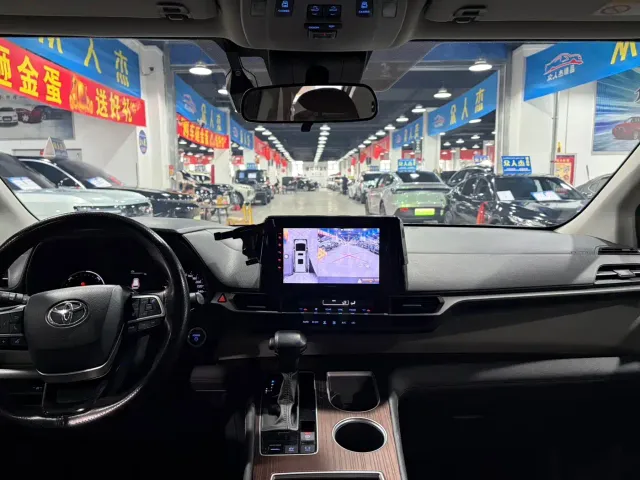 Toyota Sienna — Фото автомобиля 6