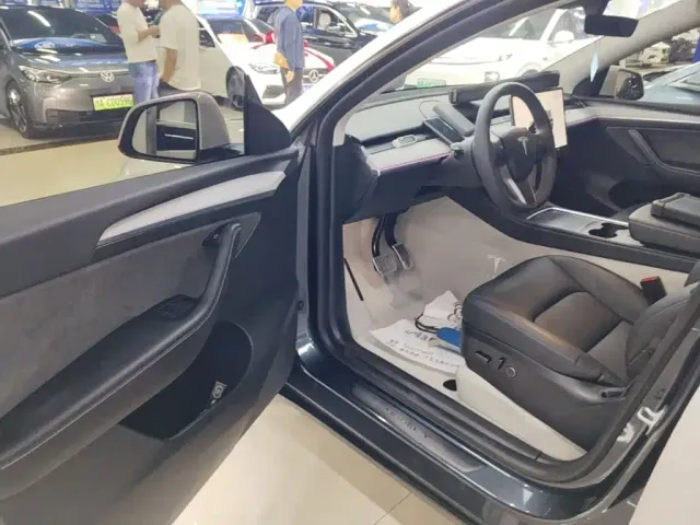 Tesla Model Y — Фото автомобиля 15
