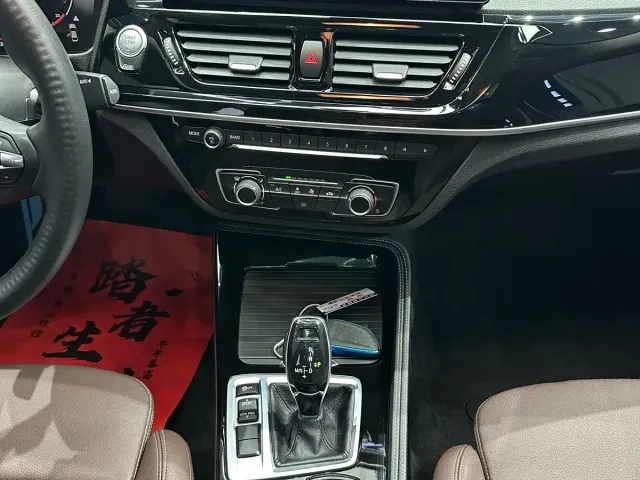 BMW BMW 1 Series 2023 120i M Sport Shadow Edition — Фото автомобиля 8