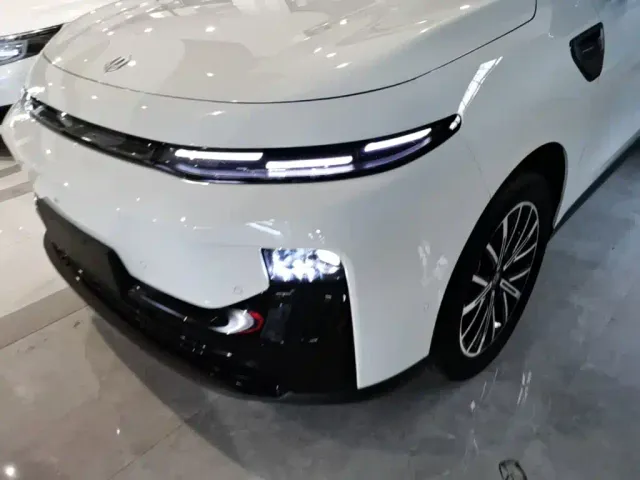 Leapmotor B10 — Фото автомобиля 23