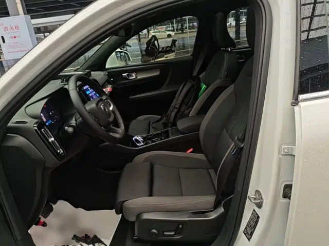 Volvo XC40 — Фото автомобиля 14