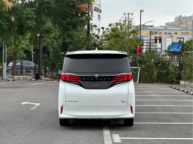 Toyota Alphard — Фото автомобиля 4
