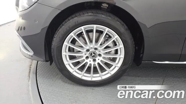 Mercedes-Benz E-Class — Фото автомобиля 5