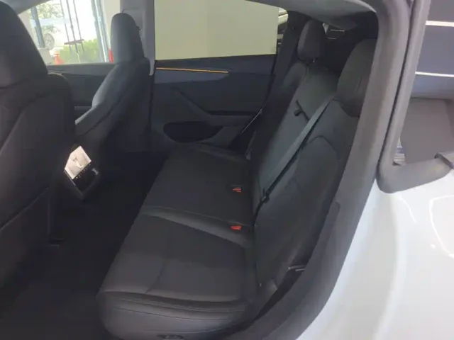 Tesla Model Y — Фото автомобиля 16