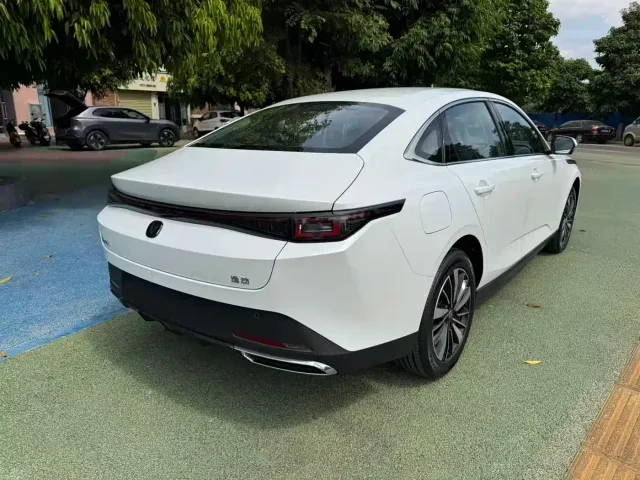 Changan Eado PHEV — Фото автомобиля 4