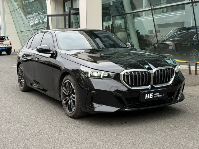 BMW 5 Series — Фото автомобиля 3