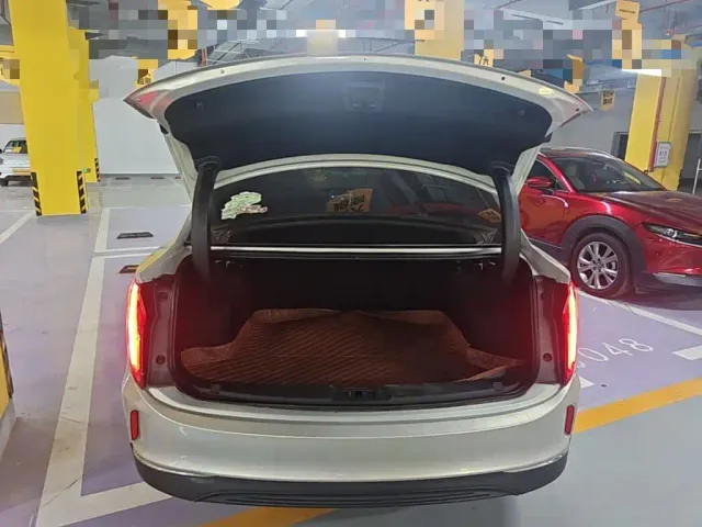 Hongqi E-QM5 — Фото автомобиля 18
