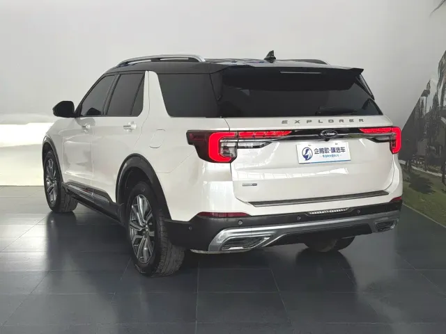 Ford Explorer — Фото автомобиля 4