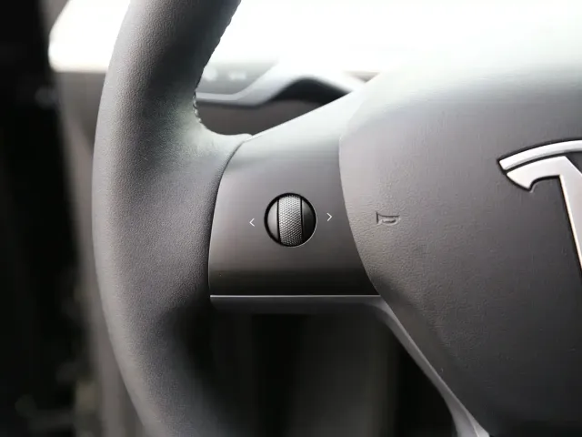Tesla Model Y — Фото автомобиля 12