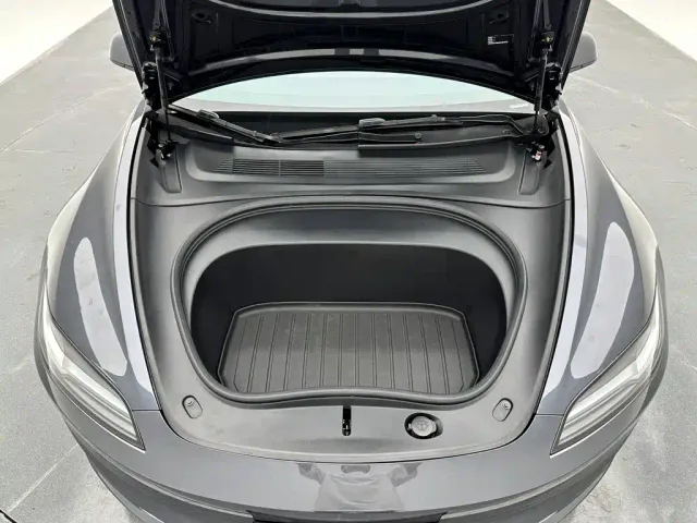 Tesla Model 3 — Фото автомобиля 24