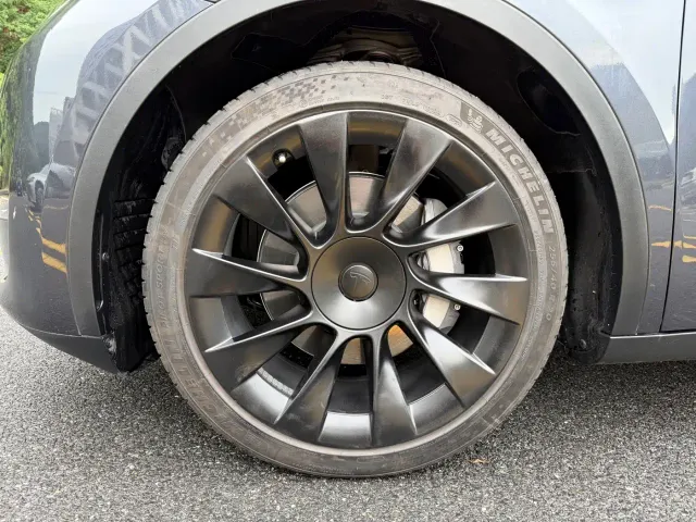 Tesla Model Y — Фото автомобиля 23