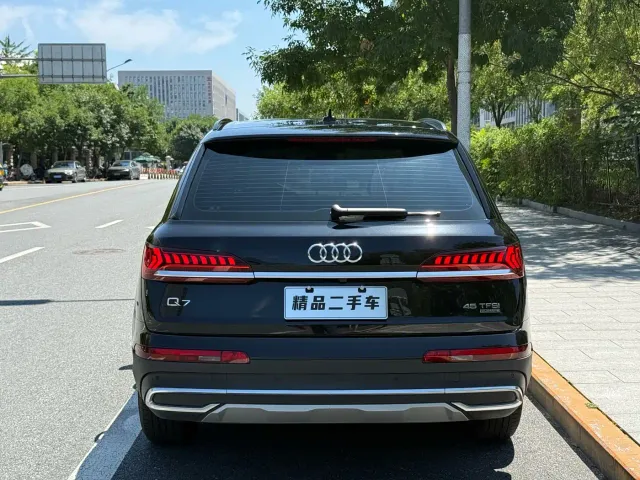 Audi Q7 — Фото автомобиля 6