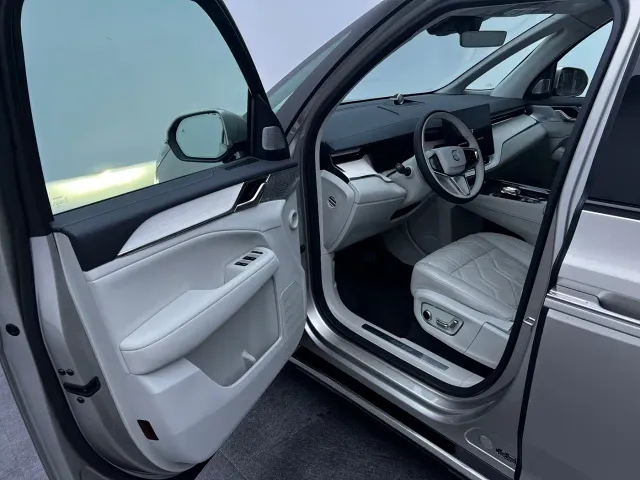 Volvo EM90 — Фото автомобиля 28