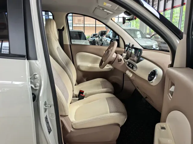 Wuling Motors Hongguang MINIEV 2025 4-Door Premium+ Edition — Фото автомобиля 9