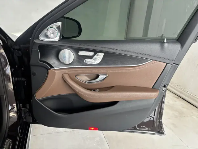 Mercedes-Benz E-Class — Фото автомобиля 25
