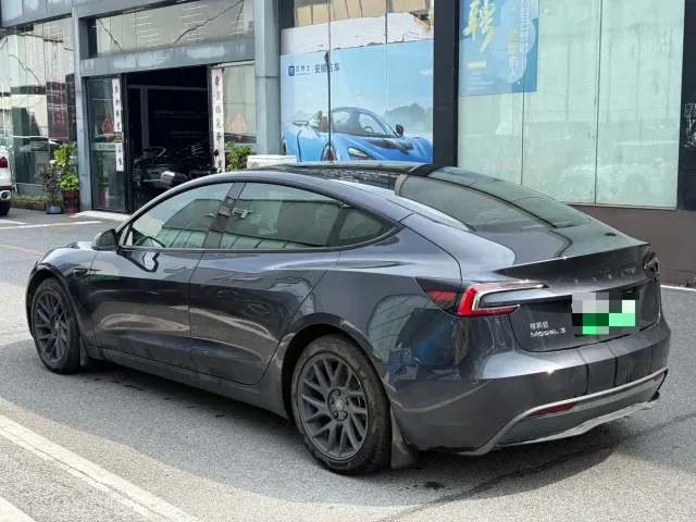 Tesla Model 3 — Фото автомобиля 10