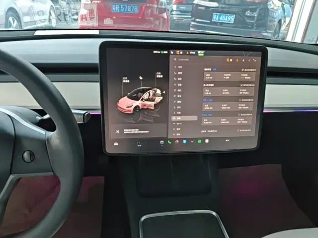 Tesla Model 3 — Фото автомобиля 12