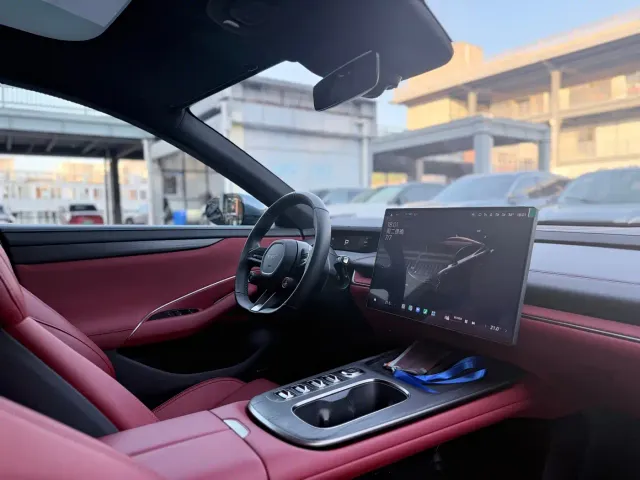 Xiaomi SU7 — Фото автомобиля 13