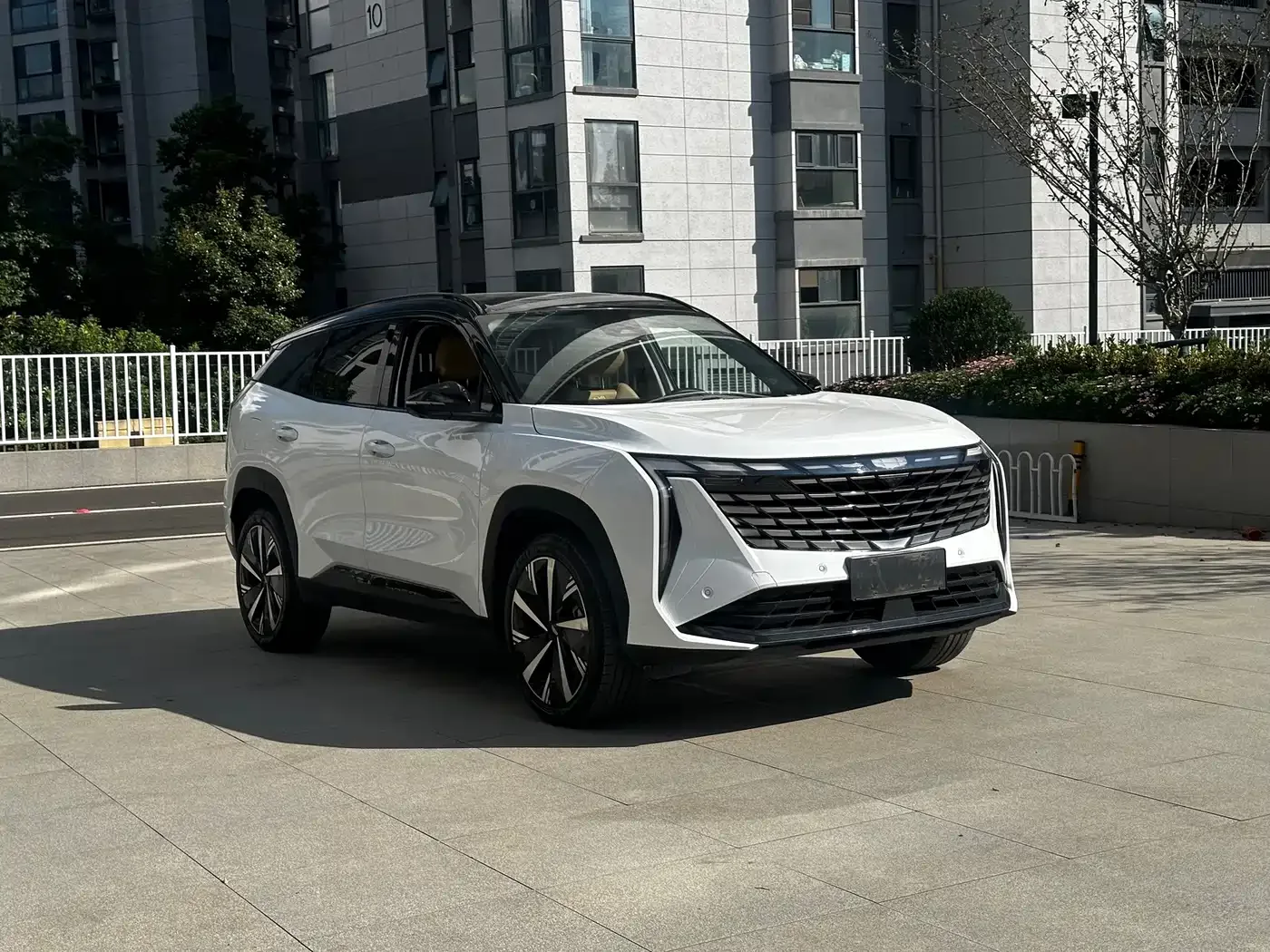 Geely Boyue L 2023 1.5TD DCT Premium — Фото автомобиля 2
