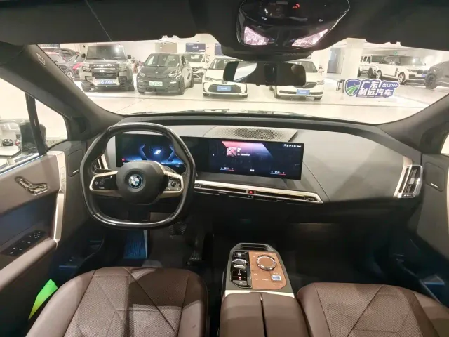 BMW iX — Фото автомобиля 8