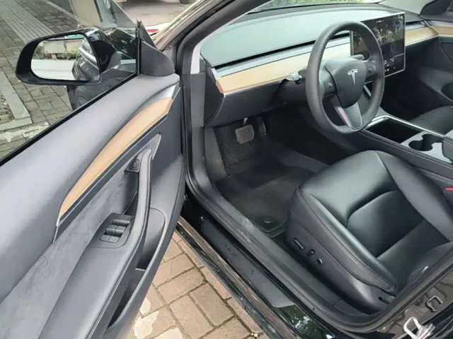 Tesla Model 3 — Фото автомобиля 15