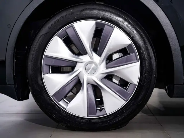 Tesla Model Y — Фото автомобиля 5