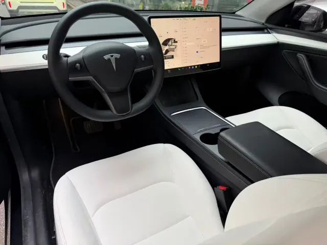 Tesla Model Y — Фото автомобиля 4