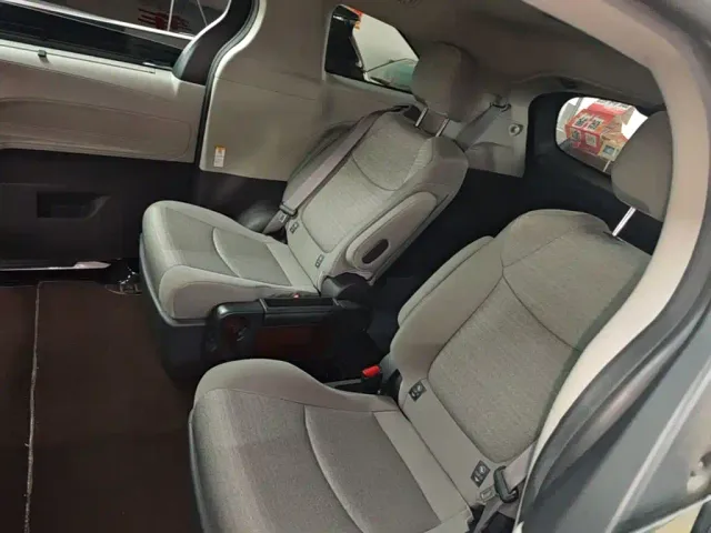 Toyota Sienna — Фото автомобиля 16