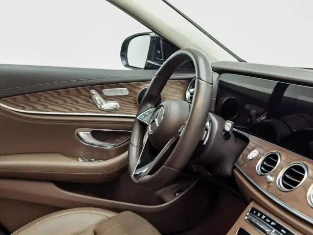 Mercedes-Benz E-Class — Фото автомобиля 22