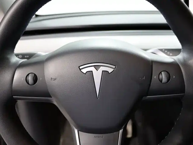 Tesla Model Y — Фото автомобиля 11