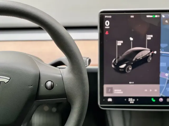 Tesla Model 3 — Фото автомобиля 17