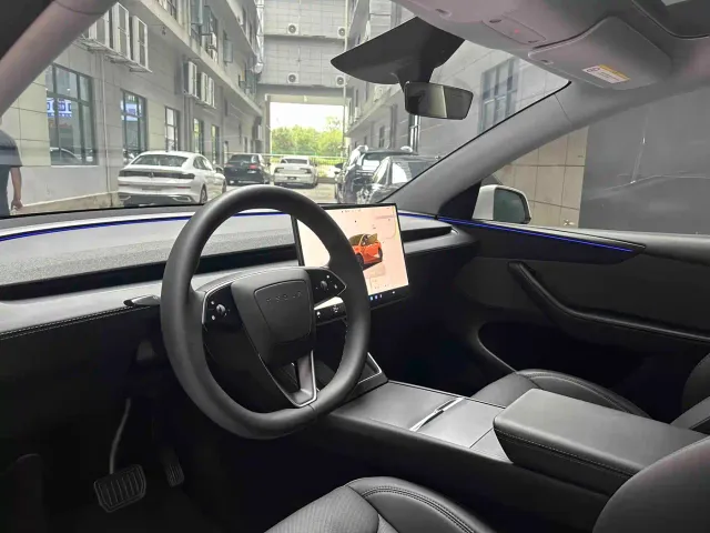 Tesla Model Y — Фото автомобиля 17