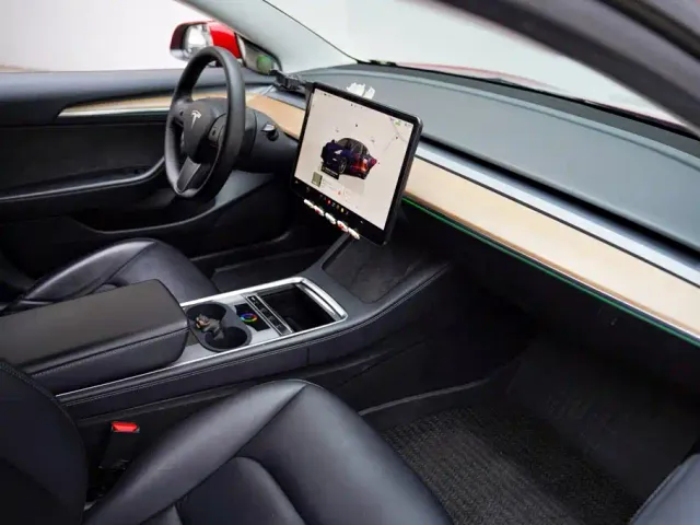 Tesla Model 3 — Фото автомобиля 10