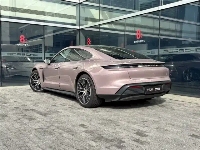 Porsche Taycan — Фото автомобиля 3