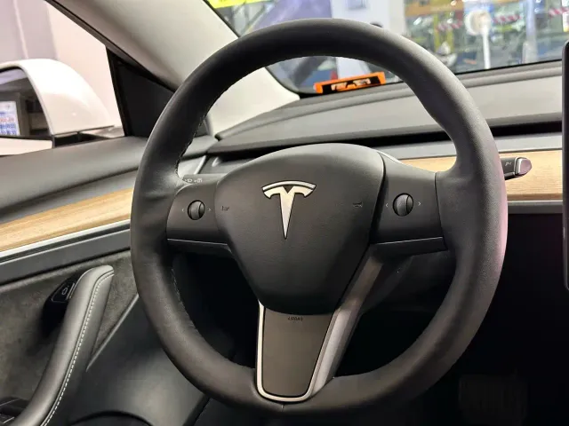 Tesla Model 3 — Фото автомобиля 21