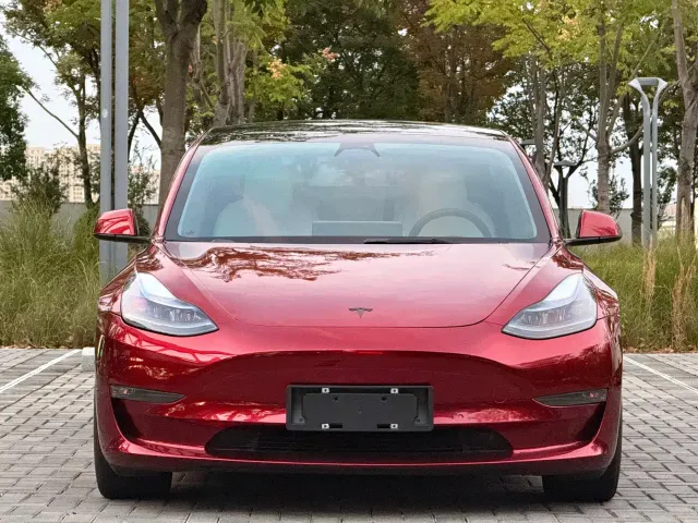 Tesla Model 3 — Фото автомобиля 2