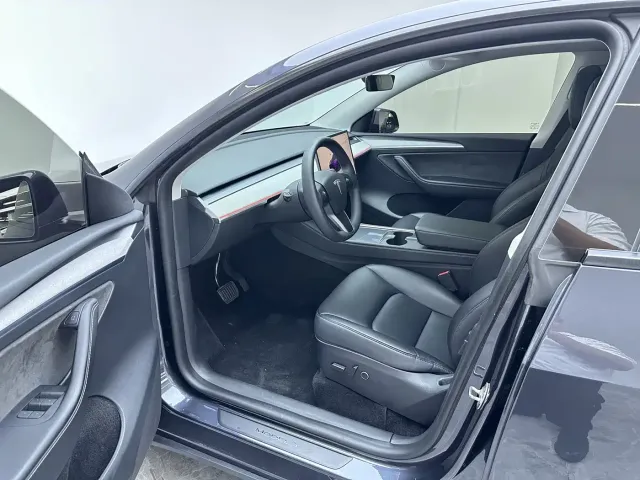Tesla Model Y — Фото автомобиля 13