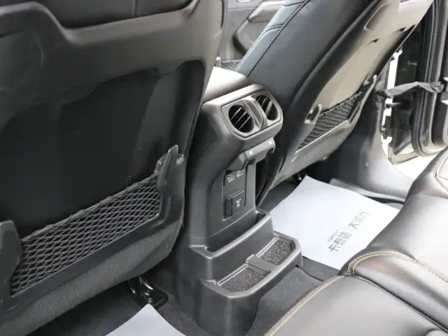 Jeep Wrangler — Фото автомобиля 19