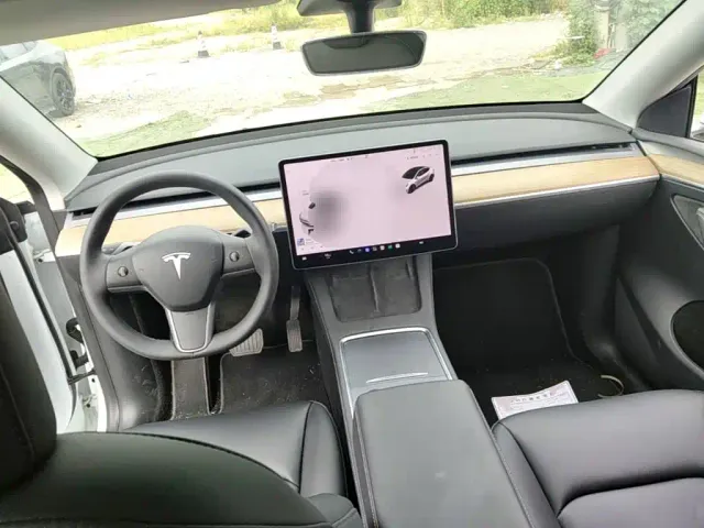 Tesla Model Y — Фото автомобиля 9