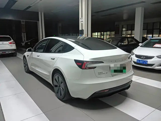 Tesla Model 3 — Фото автомобиля 7
