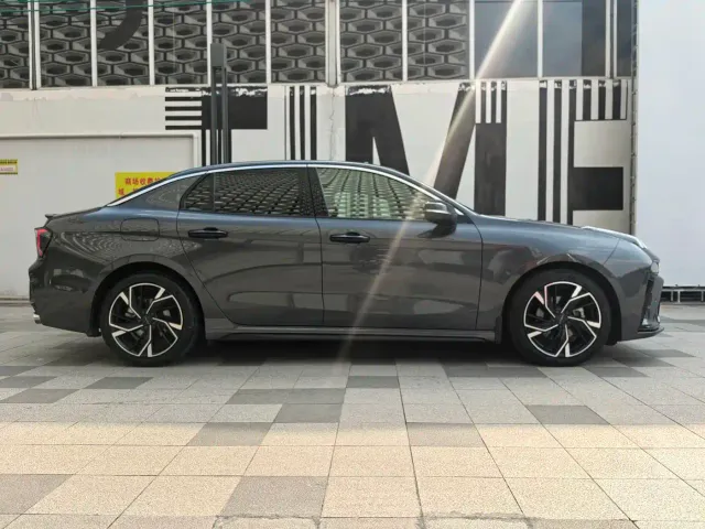 Lynk & Co 03 — Фото автомобиля 16
