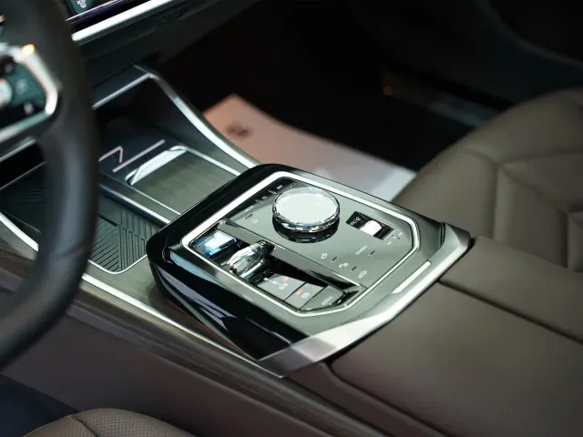 BMW BMW i7 2023 eDrive50L Leading M Sport Package — Фото автомобиля 14